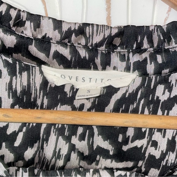 Casual print blouse! Can be dressed up or down. - Picture 2 of 2